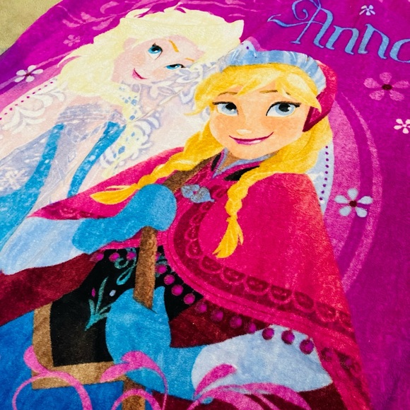Frozen 2 Elsa & Anna blanket - Picture 4 of 5